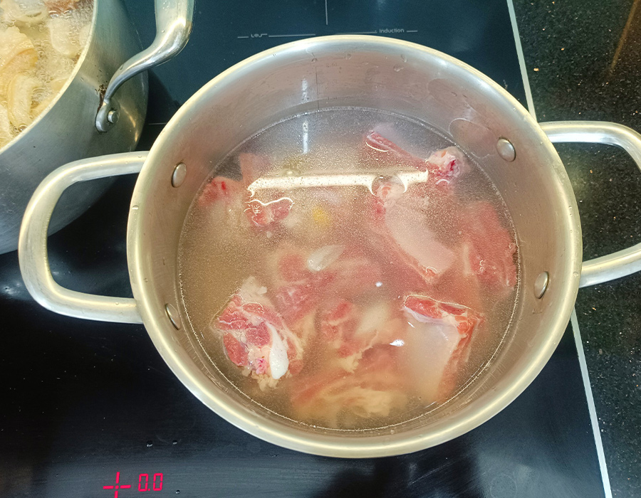 Luộc sơ sườn non với nước nóng